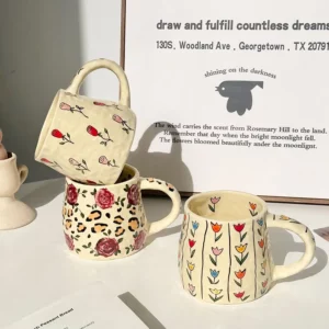 Tasse fleurie en céramique