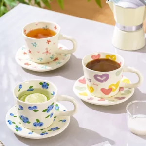 Tasses et soucoupes avec motif en céramique