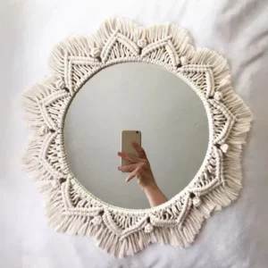 Miroir rond décoratif en macramé style Bohème pour apporter une touche de douceur à votre intérieur