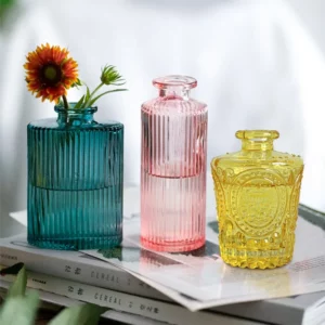 Vase en verre multicolore pour y déposer une fleur