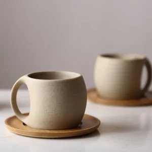 Tasse à café en céramique avec la soucoupe en bois, au style très épuré