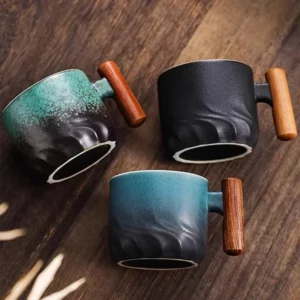 Tasse à café en céramique avec manche en bois